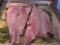 Receta de pescadilla al horno, con patatas, cebolla y pimientos verdes.