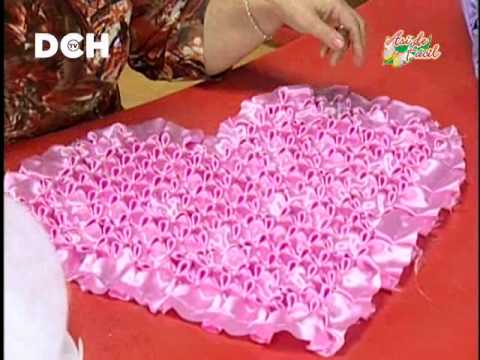drapeado - MATERIALES: • 1 mt x 1 mt de tela. • 1 collar de perlas blancas N°4. • 1 ½ mt cinta para decorar. • Hilo al tono. • Tijeras. • Aguja de coser normal.