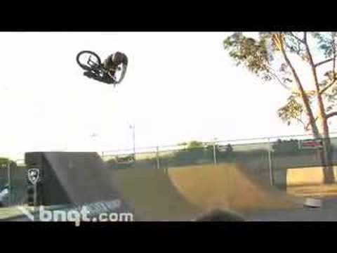 BMX BIKES TRICKS STUNTS CRASHES