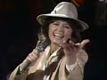 wencke myhre - la� mein knie joe 1978
deutsche version von 'it's a heartache' von bonnie tyler

la� mein knie, joe, 
mit uns klappt das nie, joe 
gib mir einen aus, joe, 
und dann geh' nach haus, joe 
h�nde weg, joe, es hat keinen zweck, joe 
au�er ein paar kerben 
wirst du hier nichts erben 

la� mein knie, joe, 
mit uns klappt das nie, joe 
es gibt mit uns zweien 
doch nur scherereien 
denn daheim, da l�gst du dann 
deine frau unheimlich an, oh mann 
erz�hlst von arbeit im b�ro, 
von glatteis im april und so, oh, no 

oh, la� mein knie, joe, 
mit uns klappt das nie, joe 
such' es zu begreifen 
und h�r auf, mich zu kneifen 
es fliegt auf, joe, 
einer kommt uns drauf, joe 
und du kannst dein leben 
lang die scherben kleben 

und stell' dir vor, es kommt mein mann 
fr�her als erwartet an, was dann? 
es hat noch keiner eine nacht 
sehr fr�hlich am balkon verbracht, drum gib acht 

la� mein knie, joe, 
mit uns klappt das nie, joe 
gib mir einen ku�, joe, 
aber dann ist schlu�, joe 
la� mein knie, joe, 
mit uns klappt das nie, joe