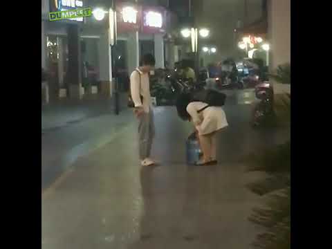 Ziomek rozwalił system. Tak swojej dziewczynie pomagał nieść wodę