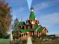Купола Дом казённый предо мной Да тюрьма центральная. Не копейки за душой Да дорога дальняя. Над обрывом пал туман, Кони ход прибавили, Я б махнул сейчас стакан, Если б мне поставили. Ночью в церкви ни души, Волки в поле воют, А под расстрельную статью Ямы быстро роют. Что же не хватало мне, Всё теперь на месте, Был туз бубновый на спине, А стал в ногах туз крести. Припев: Золотые купола Душу мою радуют, А то не дождь, а то не дождь - Слёзы с неба капают, Золотые купола На груди наколоты, Только синие они И ни крапа золота. И ни крапа золота. Над обрывом на краю Сердце дрожь охватит, Жизнь босяцкую мою Кто переиначит? Кто стакан мне поднесёт, Кто свечу погасит, Кто простит и кто поймёт И кто по мне заплачет.