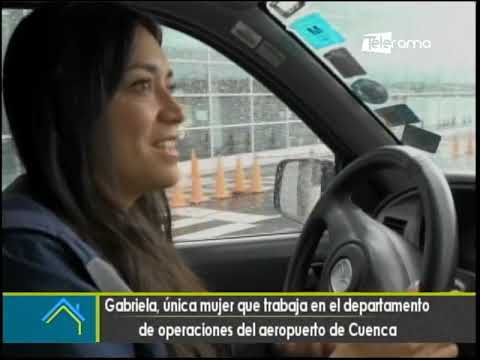 Gabriela única mujer que trabaja en el departamento de operaciones del aeropuerto de Cuenca