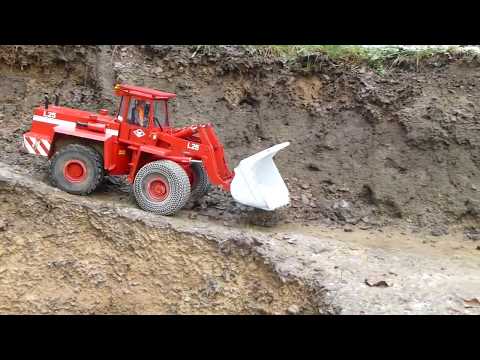 TobiasBraeker - http://tobias-braeker.de Der Modder, Lehm, klebt, wie Kacke am Absatz :-) The clay sticks, like shit at the heel :-) BUY the RC wheel loader here: http:/...
