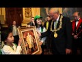 Thai Tims present The Lord Provost of Glasgow with an image of the revered King of Thailand.