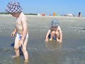 Doi baietei gemeni la mare pentru prima data