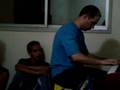 Pr. Rogel tocando Teclado