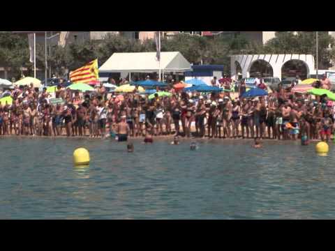 independència - Més de 6000 persones han tancat la badia de Palamós amb una cadena humana per la Independència des del port fins a Torre Valentina a Calonge. Prop de 4 quilò...