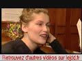 laetitia casta. petite, ravissante, discr�te, une boule de d�termination pourtant, m�me dans des moments d�tendus comme celui-ci. raconte que tout ce qui lui arrive ce fut en partie pour faire plaisir � son arri�re grand-m�re qui n'aurait pas compris qu'elle ne s'inscrive pas au concours de beaut� de sa plage corse. se souvient aussi de ces moments d'ennui terrible � l'adolescence. � j'�tais sur une plage en normandie et j'aurais voulu qu'une bombe explose, qu'il se passe quelque chose �. pas corse pour rien la casta.
