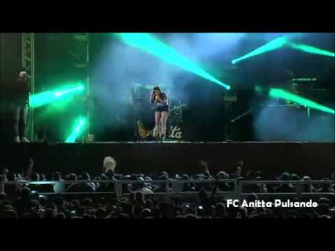 Americana - Anitta na Festa do Peão em Americana cantando Pretin.