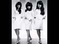 Bekijk muziek clip van The Ronettes met Here I Sit