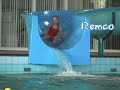 gekke jumps maken in het zwembad
