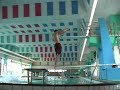 gekke jumps maken in het zwembad