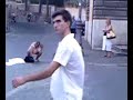 donna che si spoglia a piazza del popolo