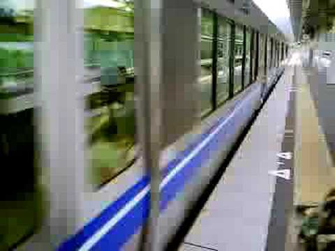 ５２１系の発車シーン