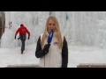 Moderatorin Steffi Schaller beim Eisklettern in Aschheim