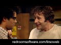 http://miguelsantirso.es/2007/12/lost-in-translation-los-informaticos-vs-the-it-crowd-video-comparativo/Un vídeo que compara las voces originales y dobladas de los protagonistas de 