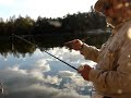Mario, un experimentado pescador, enseña a un grupo de novatos a calibrar adecuadamente un carrete tipo casting para que no se formen 