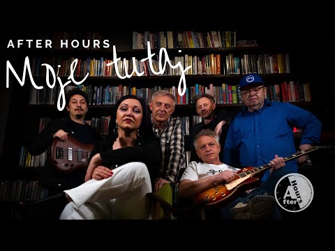 After Hours z Leszna - Moje tutaj :: Debiutancki singiel leszczyńskiego zespołu After Hours z płyty zapowiadanej na wiosnę 2026 roku. Autorem zdjęć do klipu jest Witold Spisz.Premiera singla w stacjach radiowych: 10.11.2025r.Premiera singla w serwisach streamingowych: 10.11.2025r.Tekst "Moje tutaj" powstał spontanicznie podczas podróży, ale na moment inspiracji złożył się bagaż doświadczeń, obserwacji i przemyśleń.Trudno nie dostrzec, że świat w którym żyjemy, jest pełen sprzeczności. Czasem potrafi ostro dopiec, a innym razem zsyła chwile radości i poczucia sukcesu. Ta nieprzewidywalność bywa często uciążliwa i frustrująca, więc poszukujemy miejsca, w którym dobrostan i pomyślność moglibyśmy zatrzymać na dłużej. Niestety naturą tego świata jest jego ciągłe przemijanie. Gdzie w takim razie możemy znaleźć bezpieczne schronienie, w którym możemy odpocząć od dręczących nas obaw o przyszłość i nawracających obrazów przeszłości?Jest taki wymiar - stan ducha, do którego możemy się udać w każdej chwili i spojrzeć obojętnie na wizerunki, które serwuje nam świat. To ciche schronienie dla najlepszej wersji nas samych. Jest ono wolne od gniewu, poczucia winy i rozdarcia. Właśnie tam odnajdujemy prawdziwą naturę naszego Ja, która łączy nas zawsze z nieprzemijającym życiem, poczuciem bezpieczeństwa, miłości i ekstatycznej radości. W to miejsce przywołuje nas znajomy od zawsze głos. Im częściej tam zaglądamy, tym częściej strącamy bariery egocentryzmu. To swoista higiena stanu naszego ducha. Gdy usuniemy blokady żalu, złości, pretensji i niedostatku, odnajdziemy w sobie wewnętrzny spokój i poczucie jedności ze wszystkim co jest.Tekst : Moje tutajTu jest mój świat. Tu jest mój raj.Tu nikt nie walczy i nie kłamie.Tu myśli czułe, pełne ciepławychodzą na spotkanie.Tu jest mój świat. Tutaj jest mój raj.Tu nikt o nikim źle nie mówi.Tu dobre oczy patrzą na mnie- kochają jedni drugich.Tu słowa mają barwy czyste, złość tu się nigdy nie zakrada.Życie rozkwita jak jaśminyi nigdy, nigdy mnie nie zdradza.Tu zawsze dobro mnie otacza,tu się o kamień nie potykam.Tu wiatr nie wieje nigdy w oczy,tu w rytmie serca gra muzyka. Tu jest mój świat. Tu jest mój raj. Tu moje błędy się wybacza.Tu dobre oczy patrzą na mnie.Łagodność mnie otacza.Tu jest mój świat. Tu jest mój raj.Tu miłość do mnie się uśmiecha.Tu drzwi otwarte są na ościeżczekając na człowieka.Tutaj widzę pełnię siebie.Tutaj prawda się nie zmienia.Miłość jedno ma oblicze,a gniew jest tutaj bez znaczenia.Piosenkę nagrano w składzie:Magdalena Kamińska - śpiew, chórkiTomás Díaz S - gitara basowaWłodzimierz Dominiak - gitaraMichał Dolata - gitaraJacek Winkiel - instrumenty klawiszoweTomasz Nowicki - harmonijkaAndrzej May - perkusjaNagranie zrealizowano w 2025 roku w KaMaCheck Studio w LesznieRealizacja dźwięku: Andrzej May, Igor JeleńskiMiks, mastering: Igor Jeleński, Jacek WinkielProducenci: Jacek Winkiel, Andrzej MayVideo:Zdjęcia: Witold SpiszMontaż: Andrzej MayAfter Hours "Moje tutaj"Muzyka: Jacek WinkielSłowa: Sabina KlakISRC: PLF452500075Zdjęcie na okładce singla: Tomasz Neugebauer, Live Productionhttps://www.facebook.com/afterhours.lshttps://www.youtube.com/@afterhourslesznoafterhoursband.ls@gmail.com