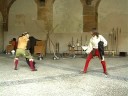Focus Storia vi mostra come si duellava nel '500 grazie agli schermisti dell'Accademia Cangrande della Scala di Verona che combattono secondo gli insegnamente di Achille Marozzo e del suo manuale del 1536.Questo duello si combatte con la spada in una mano e la cappa (un corto mantello usato dai gentiluomini del '500) nell'altra. L'azione inizia con una parata di cappa su colpo di punta al fianco. Poi prosegue con una risposta di mandritto 