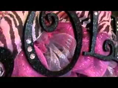 how to attach letters to a deco mesh wreath
