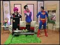 La Supermdrota arregla una cita a ciegas para la Supermana.