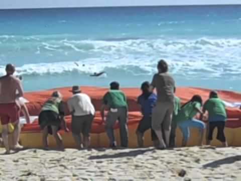 Activistas lanzaron un salvavidas gigante en el mar de Cancún