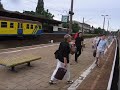 ET22-1153 \"ASNYK\" ?ciga si? z poci?giem SKM