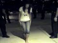 Chica ebria se orina haciendo test de sobriedad