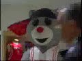 Maskottchen erschreckt Leute Maskottchen erschreckt Leute