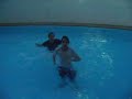 Jogando Come queto bodado na piscina!