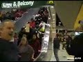 Une blonde prend un escalator
