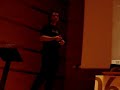 �qui�n se atrever�a a convertir la inform�tica en el mayor espect�culo del mundo? tan aventurado ponente no ha sido otro que xavier de blas, el profesor de la facultad de la facultad de psicolog�a, ciencias de la educaci�n y del deporte de la universidad ram�n llul de barcelona que propone un impulso del software libre a trav�s del espect�culo multimedia linuxshow. a trav�s de una presentaci�n de diapositivas, con m�sica de fondo y v�deos explicativos, define el sl y otros t�rminos t�cnicos, mientras intercala gags humor�sticos y juegos malabares. un medio tan llamativo como efectivo para captar la atenci�n de los asistentes al encuentro de dinamizadores de centros guadalinfo 06.