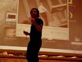 �qui�n se atrever�a a convertir la inform�tica en el mayor espect�culo del mundo? tan aventurado ponente no ha sido otro que xavier de blas, el profesor de la facultad de la facultad de psicolog�a, ciencias de la educaci�n y del deporte de la universidad ram�n llul de barcelona que propone un impulso del software libre a trav�s del espect�culo multimedia linuxshow. a trav�s de una presentaci�n de diapositivas, con m�sica de fondo y v�deos explicativos, define el sl y otros t�rminos t�cnicos, mientras intercala gags humor�sticos y juegos malabares. un medio tan llamativo como efectivo para captar la atenci�n de los asistentes al encuentro de dinamizadores de centros guadalinfo 06.
