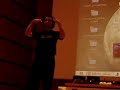 �qui�n se atrever�a a convertir la inform�tica en el mayor espect�culo del mundo? tan aventurado ponente no ha sido otro que xavier de blas, el profesor de la facultad de la facultad de psicolog�a, ciencias de la educaci�n y del deporte de la universidad ram�n llul de barcelona que propone un impulso del software libre a trav�s del espect�culo multimedia linuxshow. a trav�s de una presentaci�n de diapositivas, con m�sica de fondo y v�deos explicativos, define el sl y otros t�rminos t�cnicos, mientras intercala gags humor�sticos y juegos malabares. un medio tan llamativo como efectivo para captar la atenci�n de los asistentes al encuentro de dinamizadores de centros guadalinfo 06.