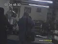 Περιγραφή. Η Απόλυτη Τηλεοπτική Μαιμουδιά με Στημένο Ρεπορτάζ.Το σενάριο-πείραμα προέβλεπε να κλαπούν  προϊόντα σε ένα Σούπερ Μάρκετ ,για να διαπιστωθεί αν θα μας πιάσουν.Η Δημοσιογράφος όμως Προτιμά την Εύκολη Λύση.Ξεγελα την Υπεύθυνη του Καταστήματος να  επιτρέψει να γίνει(παρουσία της) η απόπειρα Κλοπής, και να Βιντεοσκοπηθεί ,εφόσον θα χρησημοποιηθη Σαν Αναπαράσταση.   Φυσικά όπως διαπιστώνετε στο Βίντεο 
