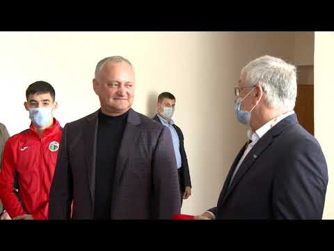 Igor Dodon a înmînat Ordinul Republicii unui antrenor emerit la box și unui veteran al Marelui Război pentru Apărarea Patriei