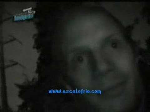 Una niña en el cementerio
