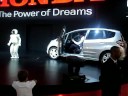 Novo honda Fit sendo apresentado pelo robô humanóide da Honda no Salão Internacional do Automóvel 2008!