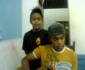Yago e Yuri catando choram as rosas