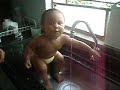 Maria eduarda tomando banho na pia da vó dela , q linda né?