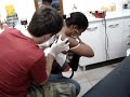 Sendo tatuada
