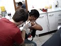 Sendo tatuada