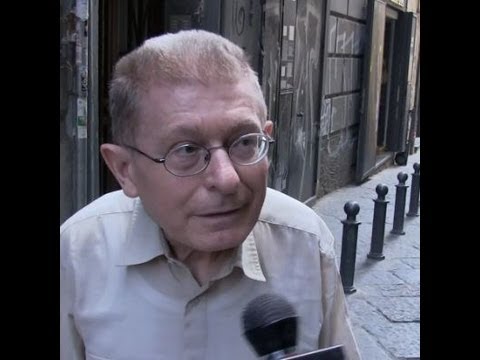 di - Le risposte a caldo dei cittadini napoletani all'annuncio della scomparsa del Senatore Giulio Andreotti, servizio a cura della redazione cultura di fanpage.it.