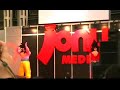 Goku en 4� en el Sal�n del Manga bailando con Vegeta