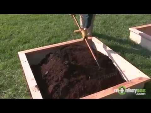 video-linktoworks-Adding Garden Soil Compost to a Raised Garden Bed