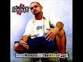 Bassi Maestro feat. tormento & poeti maledetti
tratto dall'album foto di gruppo

testo:

Sto giocando ad un gioco, perverso e violento
che mio padre e mia madre lo capiscono a stento.
Ma e' quello che ho dentro e me lo vivo cosi'
sono un poeta maledetto che ha studiato da MC.
Come spiegare, le regole di un gioco
che continua a cambiare, che pure chi gioca
non sa di giocare, c'e' chi invece non gioca
e te lo vuole insegnare, vi voglio avvertire.
'sto mondo fa schifo e non ti aspetta un minuto
chi ha capito e' partito, il resto fa il tifo
io se fossi restato, a volte vorrei
adesso avrei piu' tempo da passare coi miei.
Sarei cresciuto calmo in un mare di bene
ed invece sono qui con lo stomaco a puttane
a chiedermi se e' giusto cio' che faccio e
se faccio abbastanza e soprattutto se potrei far senza.
Ma fra dieci anni ne avro' piu' di trenta e cio' mi spaventa
voglio dare un senso a questa mia esistenza
quindi voglio per allora avere in mano qualcosa
portargliela ai miei, potergli chiedere scusa.
Rit.
Legato a una famiglia e da un lavoro
che a volte e' inevitabile non legano fra loro.
Ma e' una rincorsa all'oro che impone sacrifici
ti porta a mantenere affetti ed affari separati.
Dividendo gioie e dolori, soldi ed onori
tenendo sempre a mente che il nemico e' fuori
un poeta maledetto ha rime immerse nel vizio
ma la gente che lo circonda balla il rischio.
Ricordo come fosse adesso quella stanza e quella stretta
mani sopra la mia mano e' una promessa
costi quel che costi, sereno o pioggia, dolore o gioia
qualsiasi merda la si paga o la si ingoia
contatti filati al punto, che ero convinto
che nulla al mondo ci avrebbe mai disgiunto
mesi e mesi di fatiche e di progetti, piani perfetti
custoditi sotto chiave come dei gioielli
serate bene, giornate piene,
di affari contornati da pranzi e cene.
Ma cio' che piu' mi stimola e mi vizia
e' questo familiare clima d'amicizia, gestito con astuzia.
Uomo, mezzo salvato, ma i conti tornano se c'e' qualcosa di sbagliato
e il risultato e' un contatto che e' saltato,
l'affare tanto brutto, che ora la famiglia porta il lutto.
Niente piu' baci ne' abbracci, svaniti con la cura
di un'affare che, per la sua stessa natura si e' fatto
inaccettabile come un assegno non girato, irraggiungibile
come un primato, concentrato cosi' a fondo da perdere fiato
resto annebbiato mentre ci godiamo il risultato
svalutato da un'offerta migliore
niente progetti, niente piu' soldi, niente piu' amore.
Rit.
Legato a una famiglia e da un lavoro
che a volte e' inevitabile non legano fra loro.
Ma e' una rincorsa all'oro che impone sacrifici
ti porta a mantenere affetti ed affari separati.
Dividendo gioie e dolori, soldi ed onori
tenendo sempre a mente che il nemico e' fuori
un poeta maledetto ha rime immerse nel vizio
ma la gente che lo circonda balla il rischio.

yo yo, yo ..
irresponsabile, Yoshi Torenaga e' incontrollabile
lo conferma ad ogni disco di Davide
oh merda, se preferisce fuma l'erba
che lavare i panni sottocoperta
La strada che cercavo mi sembra di averla trovata
e forse non e' bene illuminata
di vederla la vedo lo sai, ma se fossi solo non so se la farei
ripongo tutta la mia fiducia in te, socio
ed ogni lira la divido con te, socio
champagne e casse di whis ... ma in separata sede biz ...
ed ogni rima e' dedicata a te socio, Fish
sulla stessa barca nella stessa direzione assieme
questo mantiene, completamente separata l'amicizia dalla fame
che ogni tanto ti piglia, le budella attorciglia
questo vuol dire il business della famiglia.
Rit.
Legato a una famiglia e da un lavoro
che a volte e' inevitabile non legano fra loro.
Ma e' una rincorsa all'oro che impone sacrifici
ti porta a mantenere affetti ed affari separati.
Dividendo gioie e dolori, soldi ed onori
tenendo sempre a mente che il nemico e' fuori
un poeta maledetto ha rime immerse nel vizio
ma la gente che lo circonda balla il rischio.
Forse no!