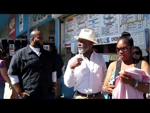COMEDIAN MICHAEL COLYAR GREETS PEOPLE AT VENICE BEACH CALIFORNIA APRIL 30, 2011 187