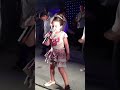 Click here to watch this video Mell ,cantando Delícia. Ai se eu te pego !!