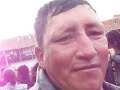 Hombre extraño bailando en concierto de música metal
